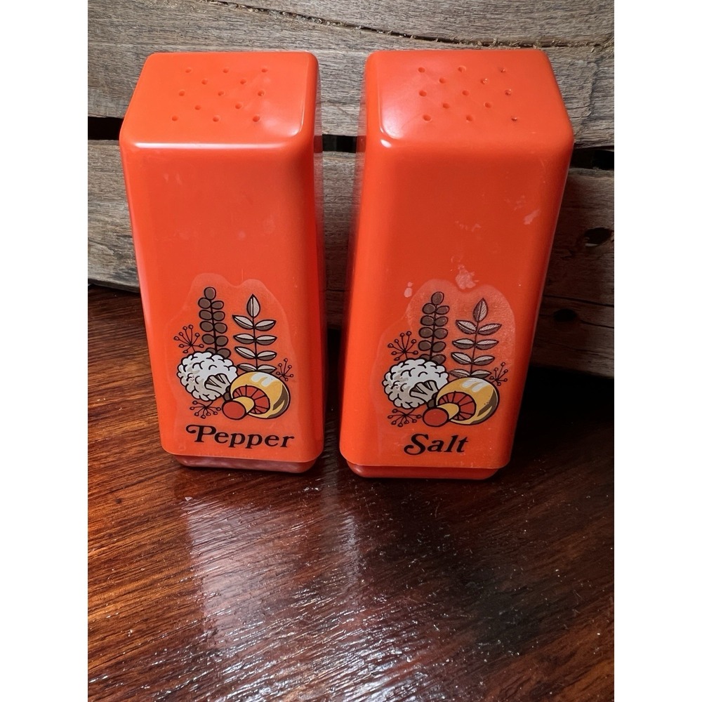 VTG Rubbermaid Orange Salt & Pepper Shaker Set No. 8310 1979 USA MCM Mushroom
